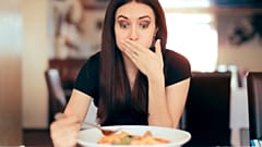 نحوه مقابله با بوی بد دهان حاصل از مصرف سیر 