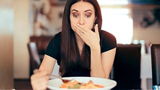 نحوه مقابله با بوی بد دهان حاصل از مصرف سیر 