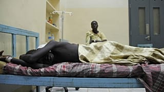شانغكوث سينشوت، طفل مصاب في مستشفى جوبا التعليمي جنوب السودان. 