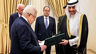 الوفد السعودي بصحبة محمود عباس