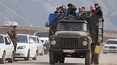 Des réfugiés font la queue près de la frontière avec l'Arménie, le 26 septembre 2023. 