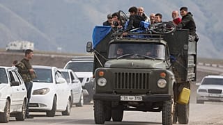 Des réfugiés font la queue près de la frontière avec l'Arménie, le 26 septembre 2023.