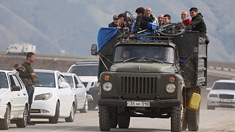Des réfugiés font la queue près de la frontière avec l'Arménie, le 26 septembre 2023. 