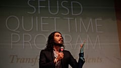 الممثل البريطاني راسل براند 