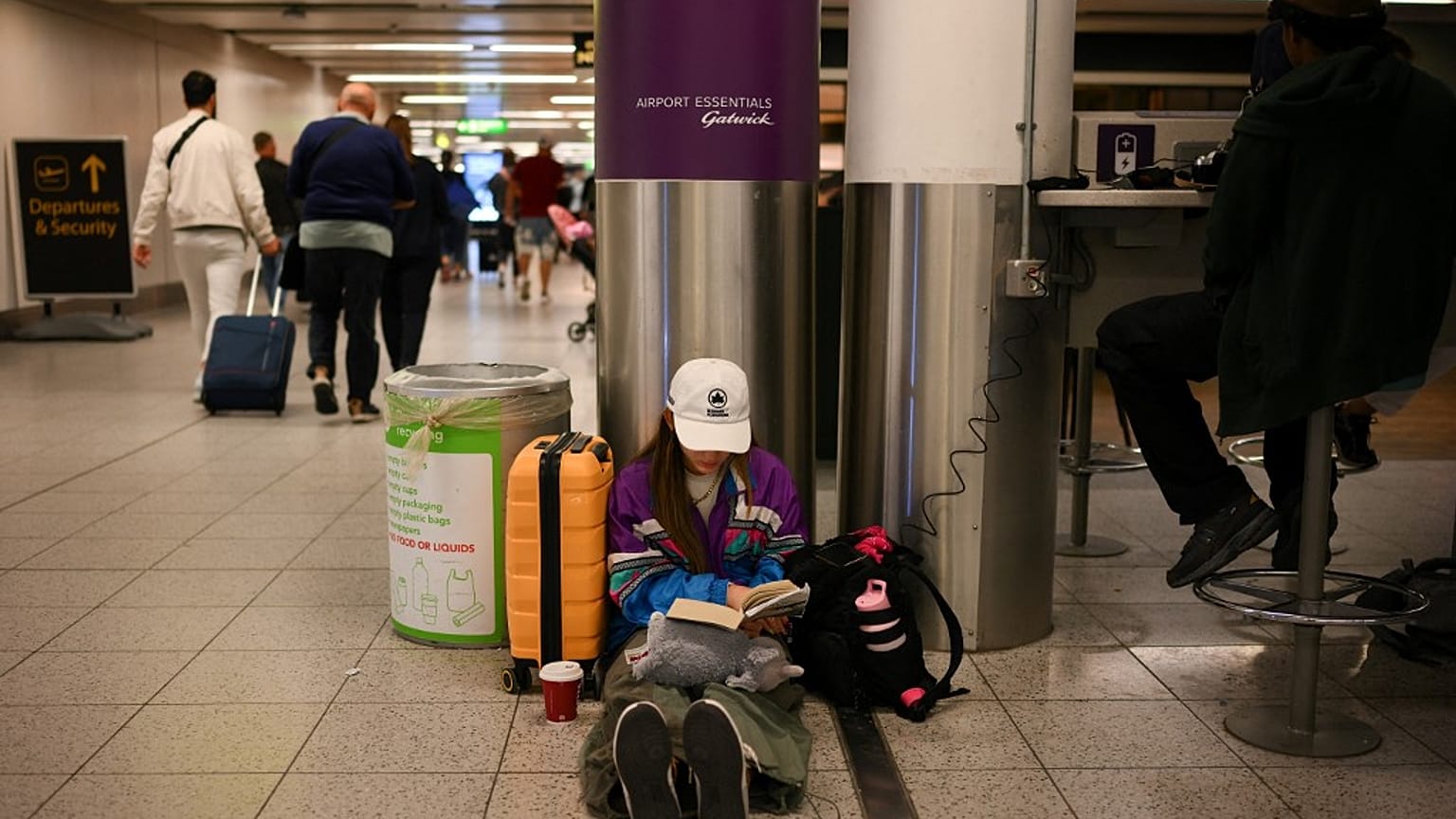 Des passagers attendent à l'aéroport de Gatwick, le 29/08/23