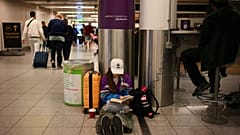 Des passagers attendent à l'aéroport de Gatwick, le 29/08/23