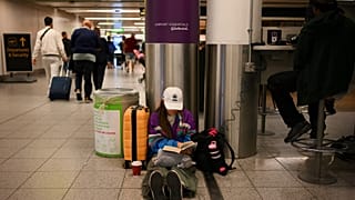Des passagers attendent à l'aéroport de Gatwick, le 29/08/23