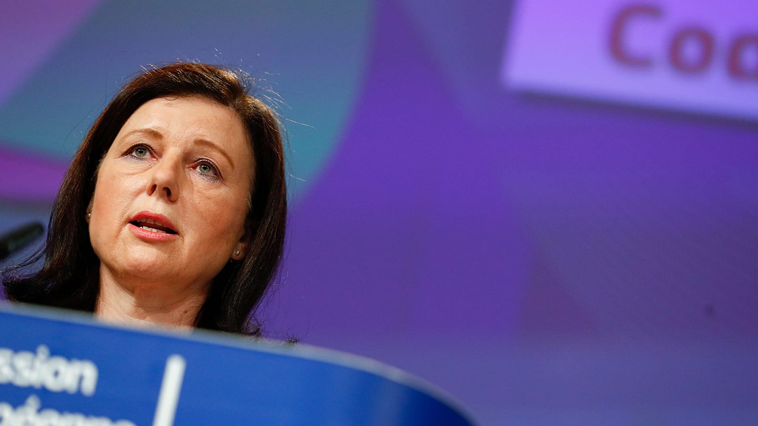 A Comissária Europeia, Vera Jourova,  numa conferência de imprensa sobre as orientações para reforçar o código sobre desinformação na UE