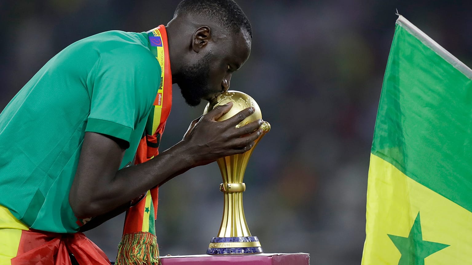 السنغالي شيخو كوياتي يقبل كأس الأمم الأفريقية 2022 بين السنغال ومصر في الكاميرون.