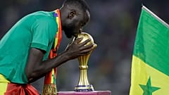 السنغالي شيخو كوياتي يقبل كأس الأمم الأفريقية 2022 بين السنغال ومصر في الكاميرون.