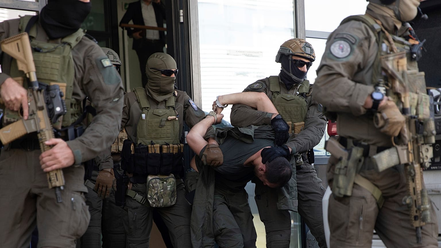 Kosova'da polisle çatışırken gözaltına alınan etnik Sırp savaşçı mahkemeye çıkarıldı
