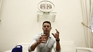 Ο νέος πρόεδρος του ΣΥΡΙΖΑ-Προοδευτική Συμμαχία Στέφανος Κασσελάκης μιλάει κατά την διάρκεια της συνάντησής του με τον πρόεδρο της ΚΟ του κόμματος Σωκράτη Φάμελλο