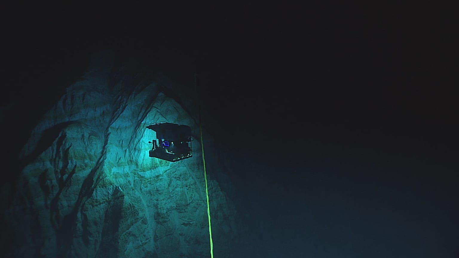 Vista del ROV Deep Discoverer explorando a 6.000 metros de profundidad en la Fosa de las Marianas en 2016.