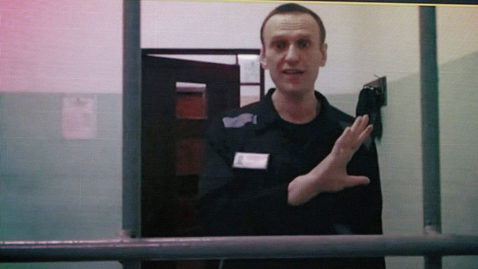 Alekszej Navalnij videón keresztül vesz részt egy bírósági tárgyaláson 2023. augusztusában