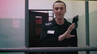 Alekszej Navalnij videón keresztül vesz részt egy bírósági tárgyaláson 2023. augusztusában