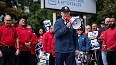 Joe Biden unterstützt in Michigan Arbeitnehmer:innen im Ausstand 
