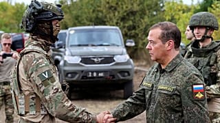 صورة من الأرشيف لزيارة مدفيديف لمنطقة دونيتسك