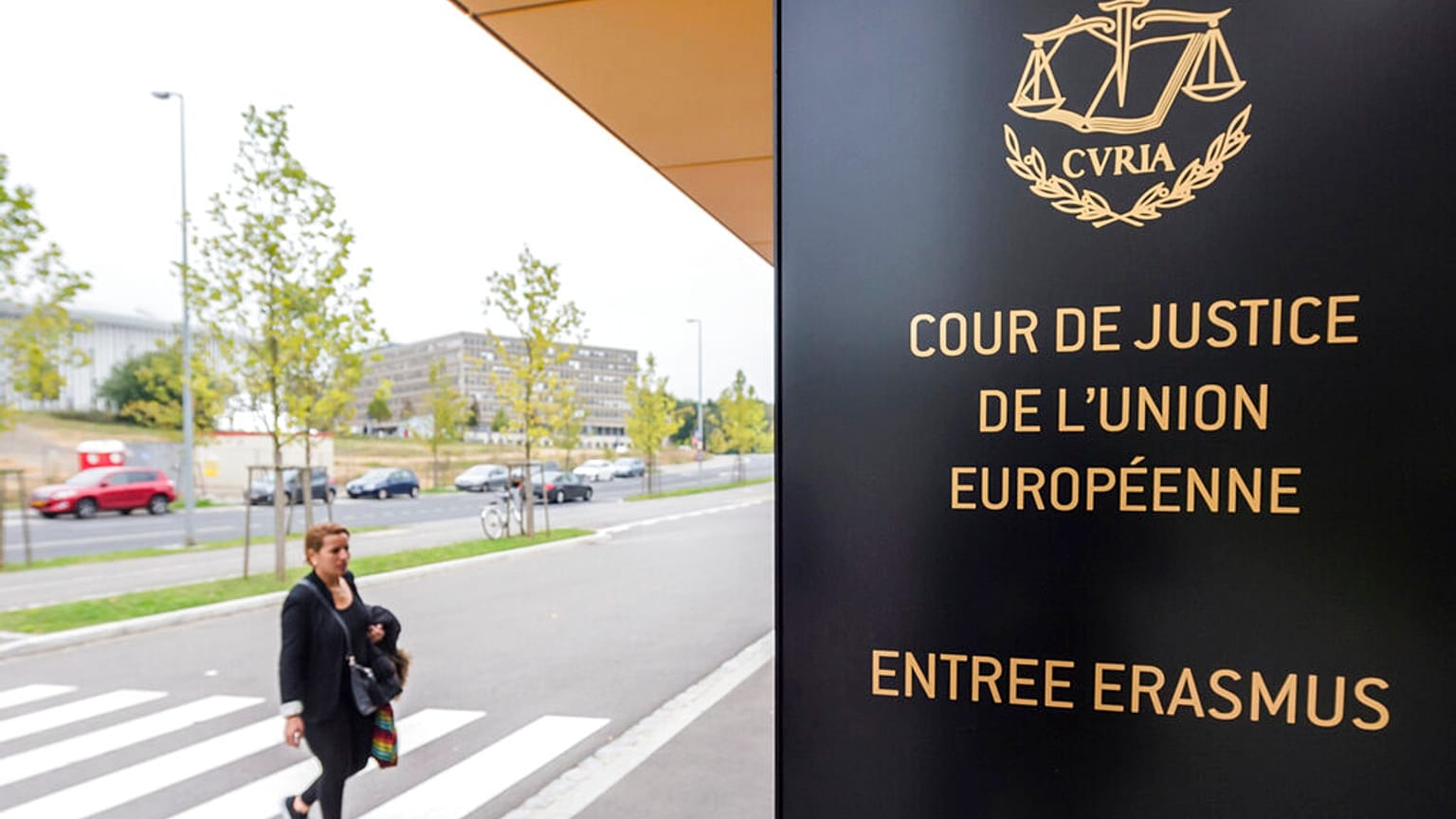 Государственные органы могут запретить своим сотрудникам носить на рабочем месте любые видимые религиозные символы.