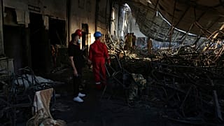 Rescaldo de um incêndio que vitimou mais de 100 pessoas no Iraque