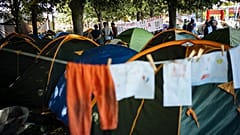 Des tentes sont installées dans des espaces restreints dans un camp de fortune pour les familles sans-abri, près de la Porte de La Villette à Paris, lundi 26 août 2019.