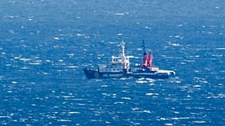 An Bord des Schiffes arbeiten Menschen aus dreizehn verschiedenen Ländern.