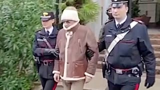 دينارو أثتاء القبض عليه أمام عيادة خاصة في صقلية