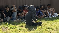 Közel-keleti illegális bevándorlók rendőri őrizet alatt a szlovákiai Ipolynagyfaluban