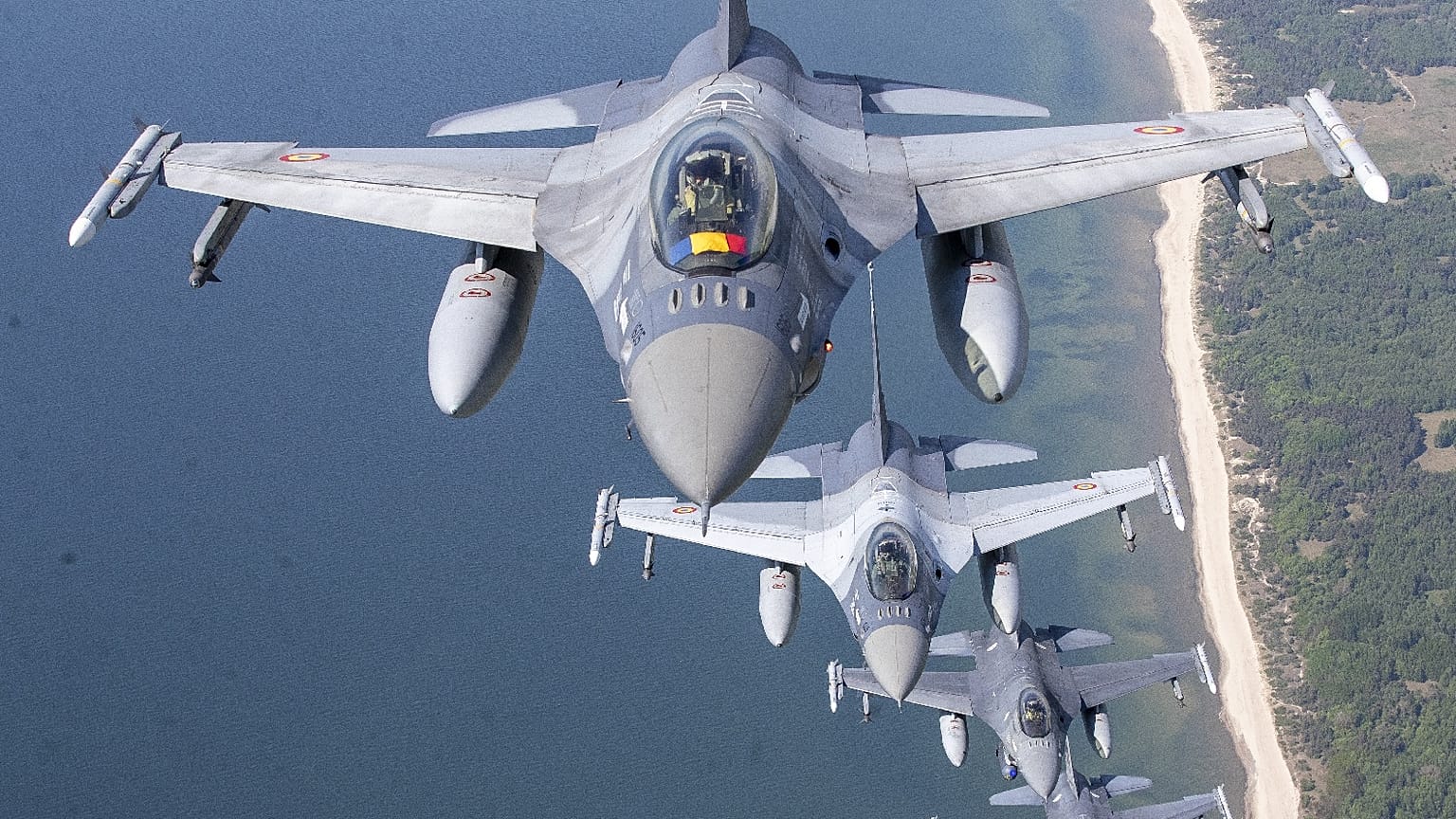 Rumänische und portugiesische Militärjets nehmen an einer NATO-Luftpolizeimission über der Ostsee im litauischen Luftraum teil, 22\. Mai 2023.