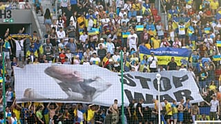 Сектор украинских болельщиков на футбольном матче