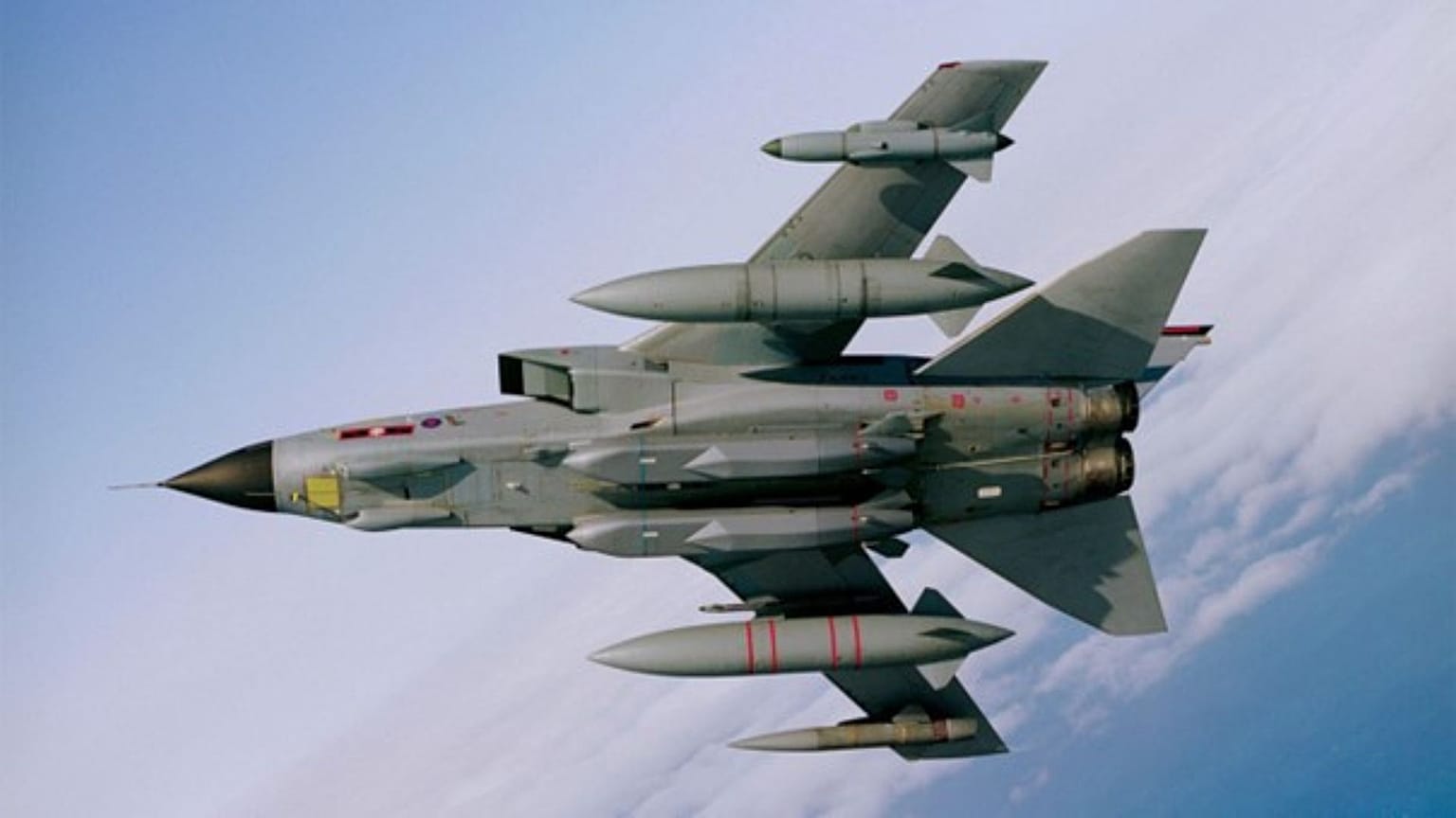 Egy RAF Tornado GR4 típusú repülőgép két Storm Shadow cirkáló rakétával a törzs alatt