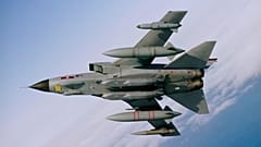 Egy RAF Tornado GR4 típusú repülőgép két Storm Shadow cirkáló rakétával a törzs alatt