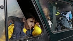 Ein armenischer Junge aus Berg-Karabach schaut bei seiner Ankunft in Goris, einer Stadt in der Region Syunik, Armenien, am 25\. September 2023 aus einem Auto heraus. 