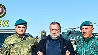 Azerbaycan sınır muhafızları Dağlık Karabağ'da gözaltına alınan Ruben Vardanyan (ortada) ile.