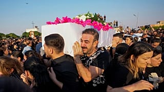 الأصدقاء والأقارب يحضرون تشييع الأشخاص الذين قضوا في حريق خلال حفل زفاف في الحمدانية