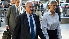 Ο Μπομπ Μενέντεζ με τη σύζυγό του