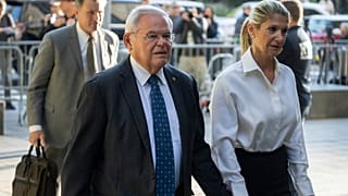 Ο Μπομπ Μενέντεζ με τη σύζυγό του