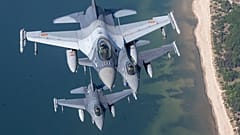 A Román és a Portugál Légierő F-16-osa, amelyek a NATO balti-tengeri légirendészeti missziójában vesznek részt, Litvánia légtere felett, 2023. május 22-én