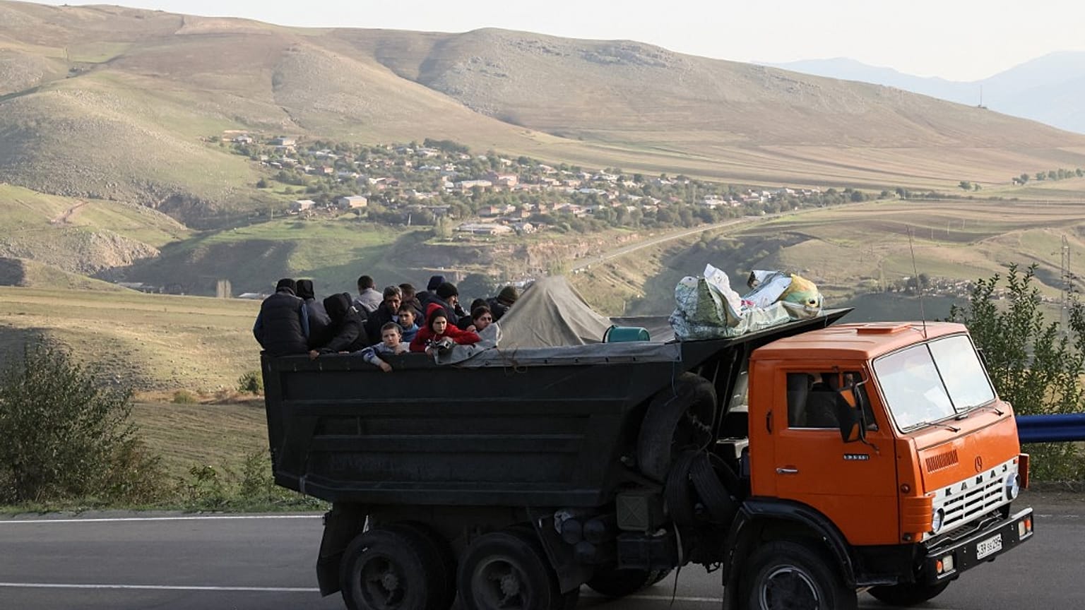 Dağlık Karabağ'daki Ermeni nüfusun yarıdan fazlası Ermenistan'a göçtü
