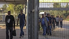 عمال فلسطينيون يتجمعون عند معبر إيريز بين إسرائيل وشمال قطاع غزة، في 28 سبتمبر 2023، بعد أن أعادت السلطات الإسرائيلية فتح المعبر.