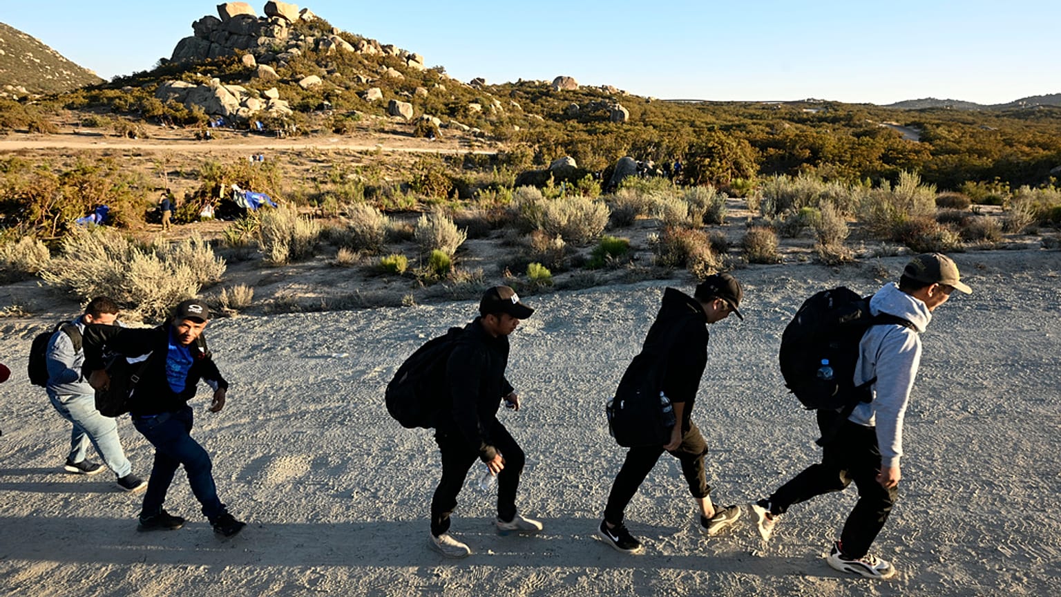 Migrantes cruzan la frontera entre México y Estados Unidos