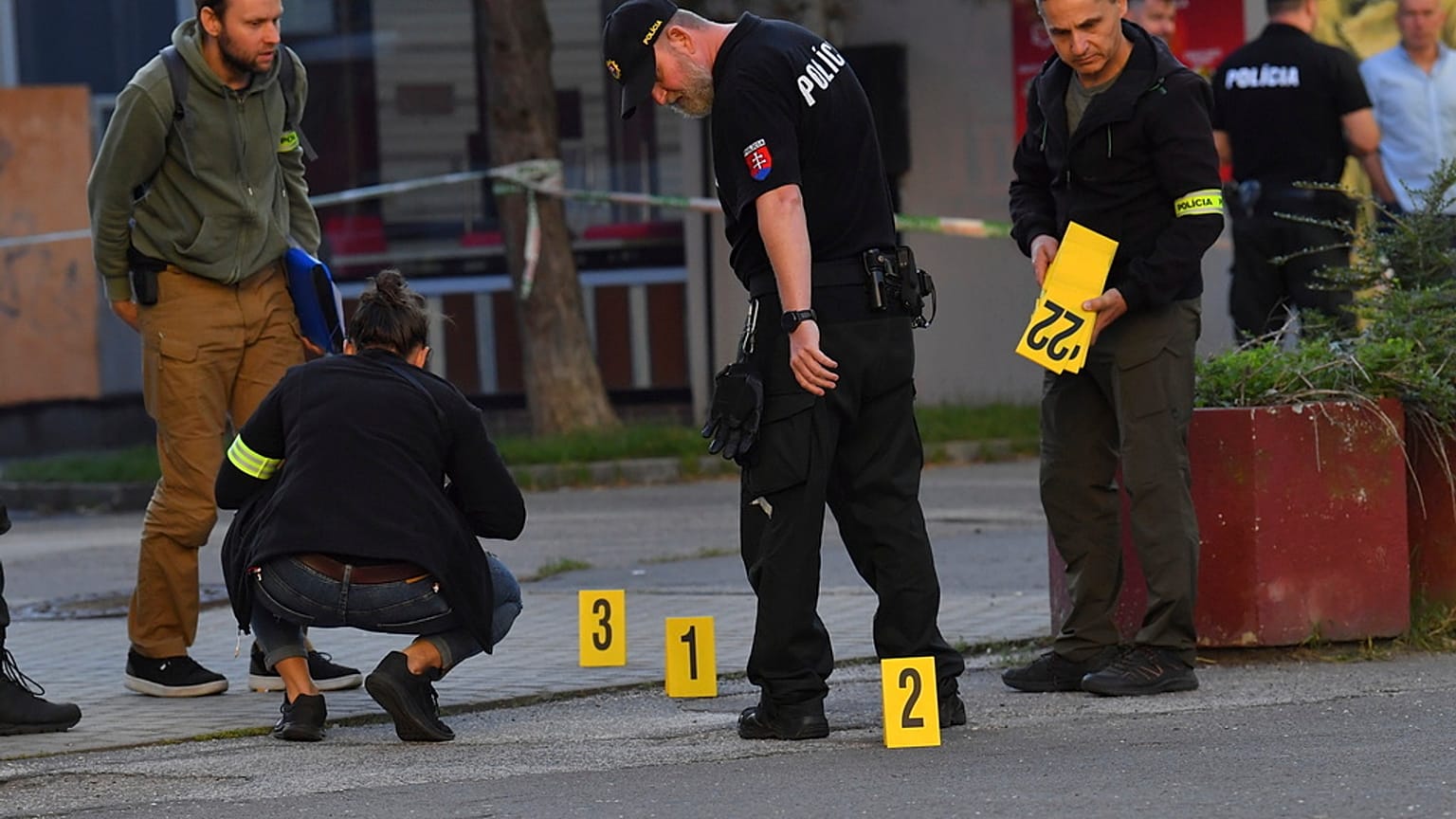 Helyszínelők a pozsonyi lövöldözés után