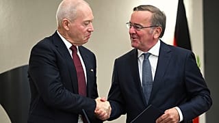 وزير الدفاع الألماني بوريس بيستوريوس (يمين) يصافح نظيره الإسرائيلي يوآف غالانت بعد التوقيع على اتفاية شراء "آرو-3" في برلين