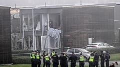 Polis, 28 Eylül 2023 Perşembe sabahı erken saatlerde İsveç'in Uppsala kenti dışındaki Storvreta'da bir konut alanında meydana gelen güçlü patlamanın olduğu yerde duruyor.
