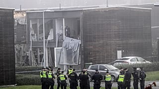 Polis, 28 Eylül 2023 Perşembe sabahı erken saatlerde İsveç'in Uppsala kenti dışındaki Storvreta'da bir konut alanında meydana gelen güçlü patlamanın olduğu yerde duruyor.