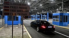 Hırvatistan'ın Euro'ya geçmesi ve Avrupa'nın pasaportsuz bölgesine girmesinin ardından Hırvatistan ve Slovenya arasındaki Bregana sınır kapısında araçlar durmadan geçiyor 