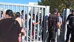 Vor der Schule in Andalusien nach dem Messerangriff durch einen Schüler