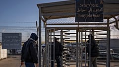 عمال فلسطينيون يدخلون من غزة إلى الأراضي الإسرائيلية عبر معبر بيت حانون (إيريز)