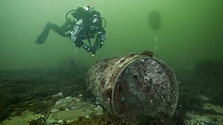 Ein Taucher nähert sich einer nicht explodierten Munition in der Ostsee