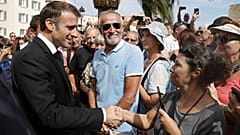 Macron beim Bad in der Menge in Ajaccio