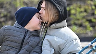 Une réfugiée ukrainienne et son enfant à Budapest (Hongrie), en mars 2023.